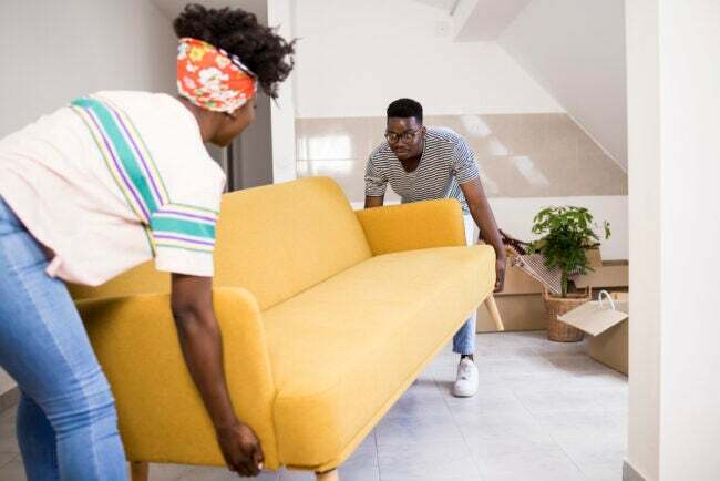 Cómo deshacerse de una pareja de sofás reorganizando y moviendo un sofá viejo