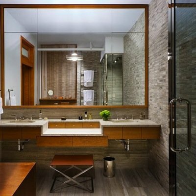 сучасна ванна кімната в мансарді