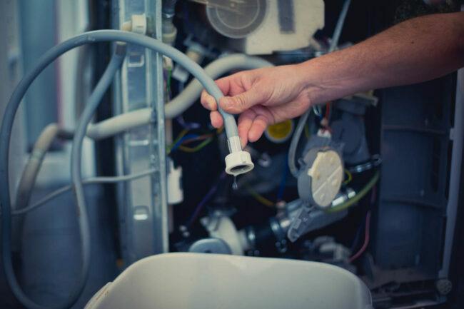 כיצד לבטל סתימה של מדיח כלים בדוק את צינור הניקוז