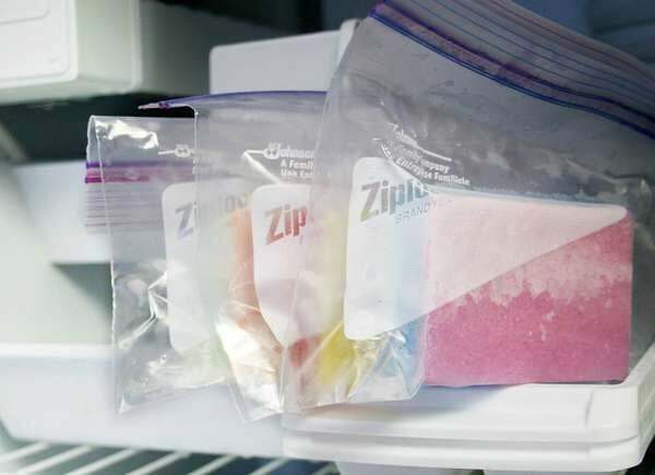 esponjas congeladas em sacos de plástico