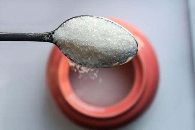 Despeje o açúcar de uma colher de chá em uma tigela de açúcar.