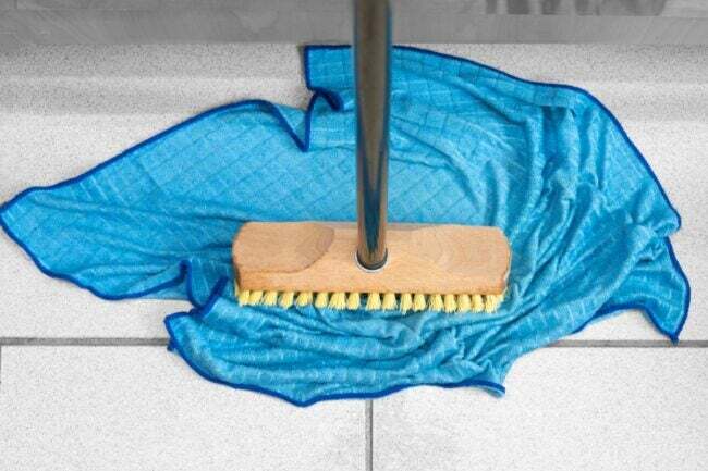 minden készülék mögötti és alatti tisztítás módjai – seprű kék ​​mikroszálas kendőn