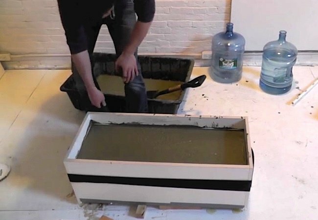 Ako vyrobiť sadzač betónu - miešanie 2