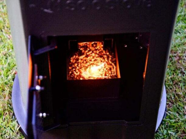 Πέλλετ ξύλου που καίγονται μέσα σε μια εστία Solo Stove Tower Patio Heater.