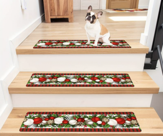 Tapak tangga anti lengket bermotif Natal dengan gambar anjing di anak tangga teratas.
