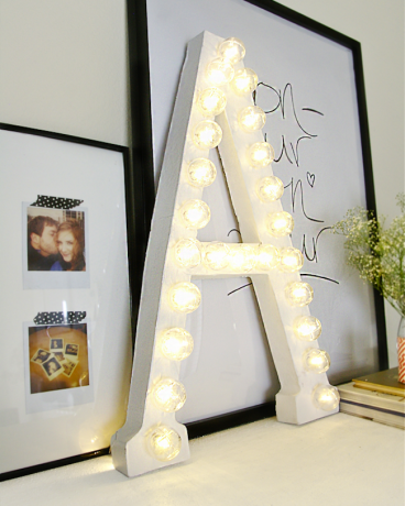 „Pasidaryk pats“ bendrabučio kambario dekoras - „Marquee Letter Lights“