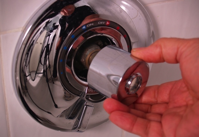 Como instalar o acabamento da válvula de chuveiro - tampa da haste