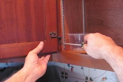 Cómo pintar gabinetes de cocina - Quitar hardware