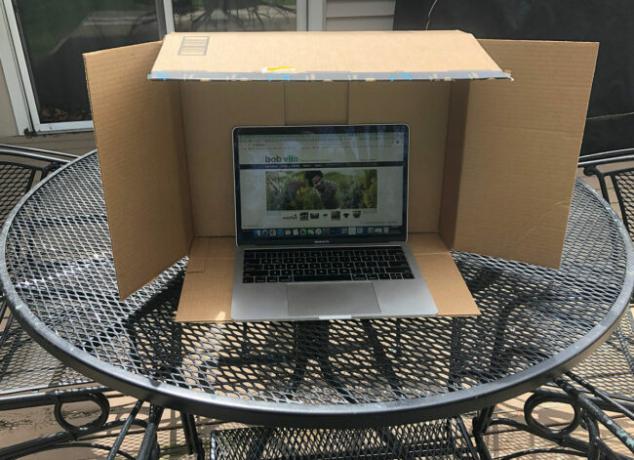 använda kartong för att skugga datorbländning när du arbetar utomhus