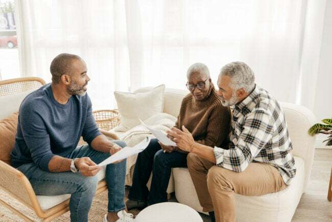 iStock-1352163252 master planlı topluluk yaşlı ebeveynler çocukla konuşuyor