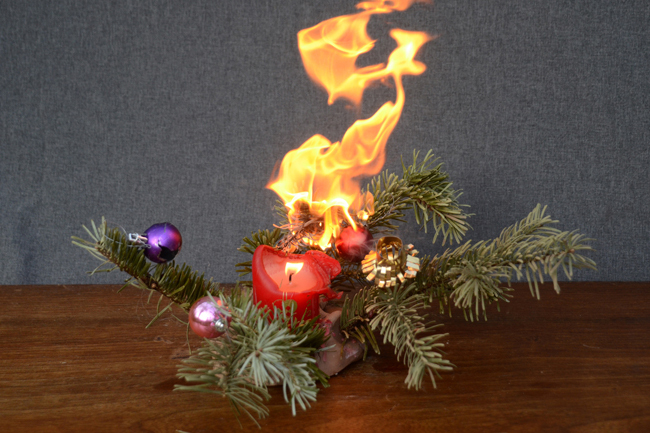 vela navideña en llamas