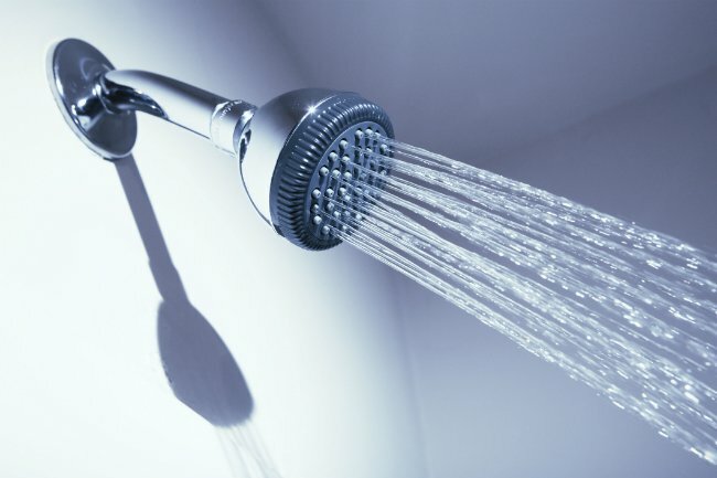 Economize água e dinheiro com uma mudança no chuveiro