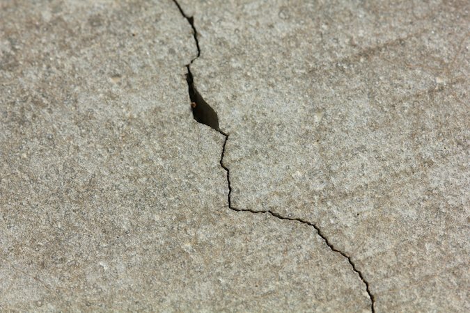 Hogyan javítsuk ki a repedéseket a betonban