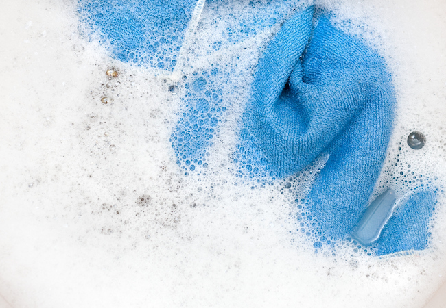 Hvordan fjerne klistremerke fra glass med såpe og vann