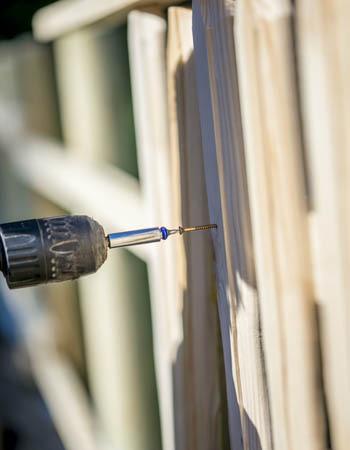 כיצד לתקן גדר נטויה לפני שתתחיל