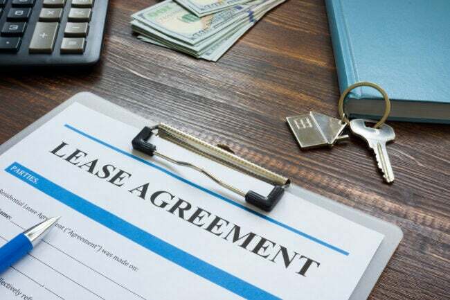 contrato de locação de lista de verificação de inspeção de aluguel na mesa com chaves