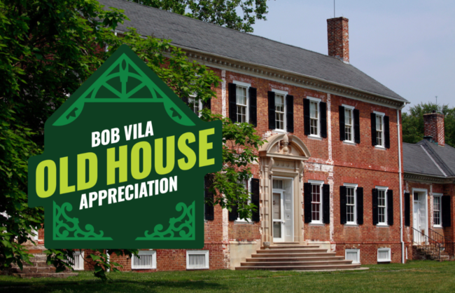 Seno namo nuotrauka su žodiniu ženklu, kuriame sakoma, kad „Bob Vila“ vertina seną namą