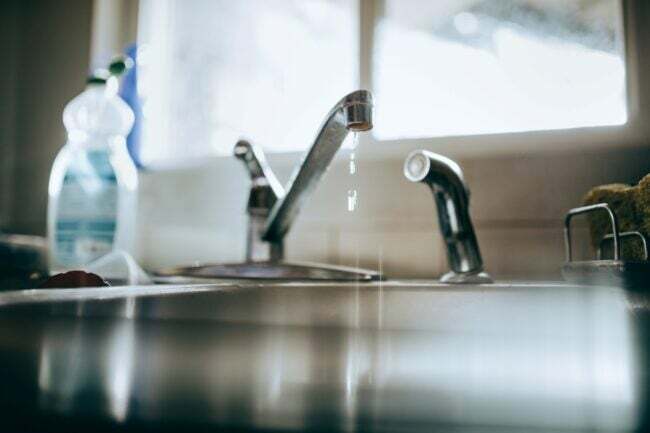 Voda curi iz slavine sudopera
