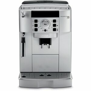 Labākais latte mašīnas variants: kompakta automātiskā mašīna DeLonghi ECAM22110SB