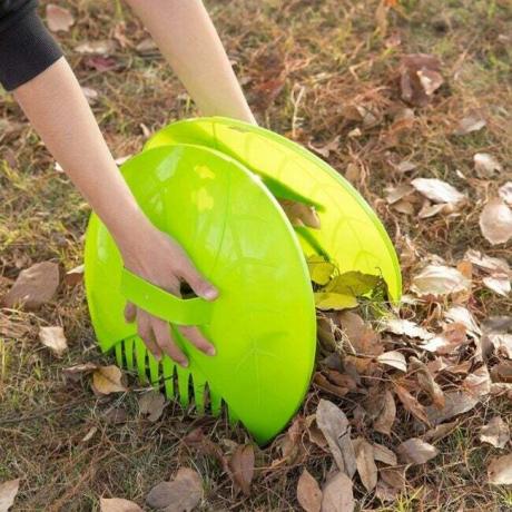 Använd ett par limegröna bladscoops för att ta bort löv från en gräsmatta.