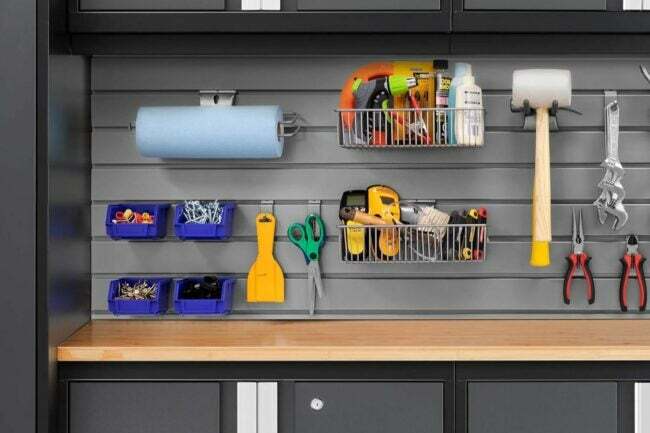 El mejor sistema de almacenamiento en garaje instalado en un garaje y lleno de una gran variedad de herramientas y utensilios.