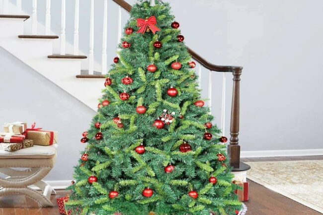 Najlepšia možnosť umelých vianočných stromčekov: Náš teplý 7,5-metrový umelý vianočný stromček neosvetlený