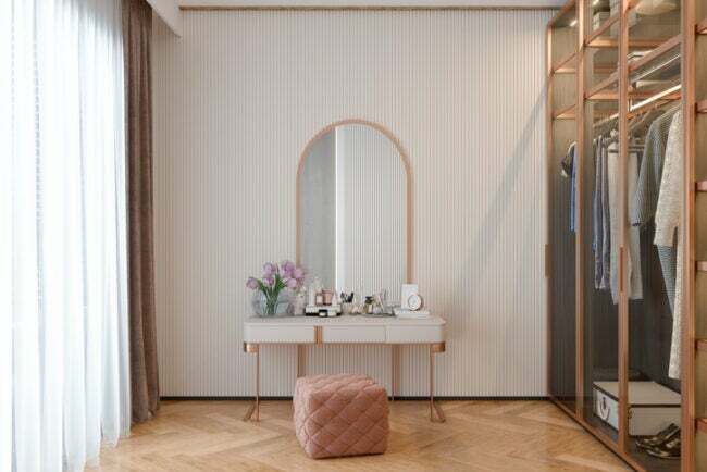 오른쪽에 열린 옷장과 바닥에서 천장까지 이어지는 창문, 왼쪽에 흰색 커튼이 있는 흰색 드레싱 테이블과 거울- 가운데에