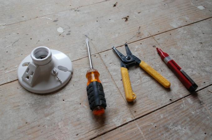 Come installare una lampada - Strumenti e materiali