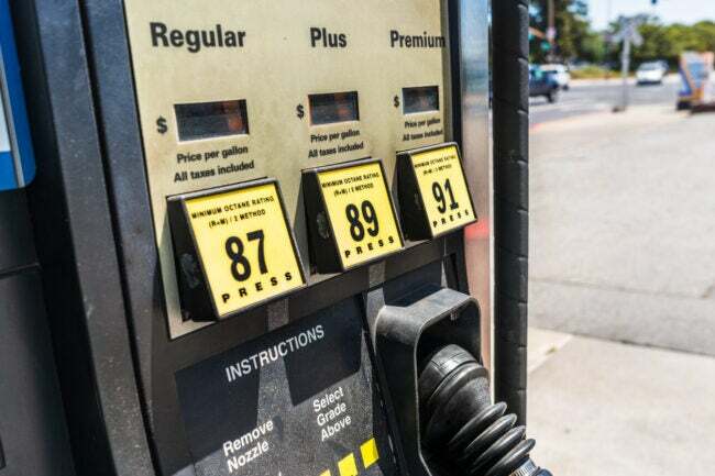 Бензиностанционна помпа; три степени на октанов газ, налични за избор