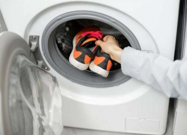วิธีซักรองเท้าด้วยเครื่องซักผ้า