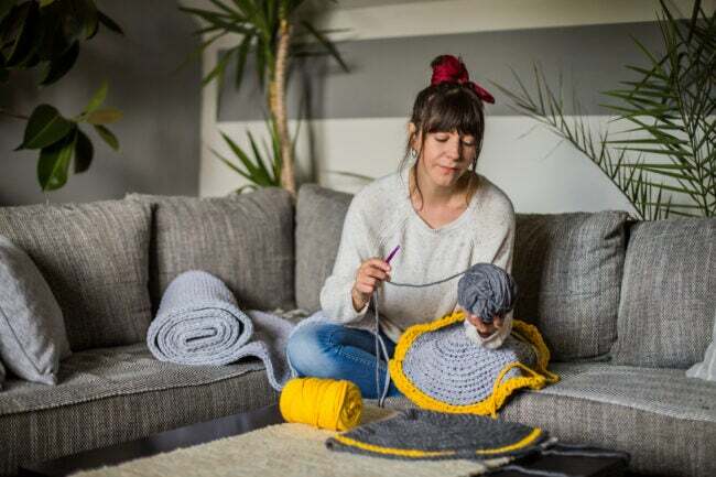 iStock-1419287021 cómo tejer a crochet para principiantes mujer tejiendo en su cama