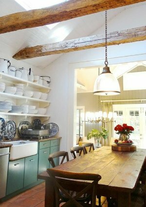 Kuchyňa s otvorenými policami - uloženie keramickej zbierky