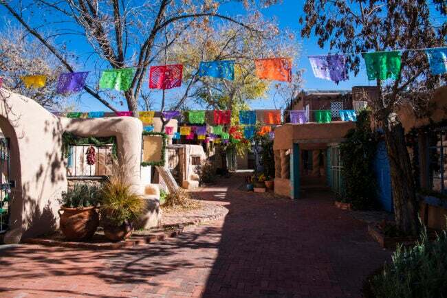 Drapeaux colorés accrochés dans le quartier historique d'Albuquerque, Nouveau-Mexique, États-Unis.