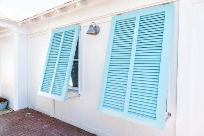 kodu välisküljele paigaldatud sinised orkaani aknaluugid