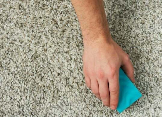 krupni plan ručnog čišćenja tepiha
