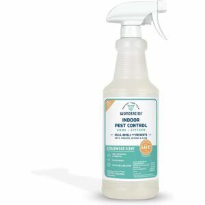 La mejor opción de repelente de polillas: Spray de control de plagas para interiores Wondercide Cedarwood
