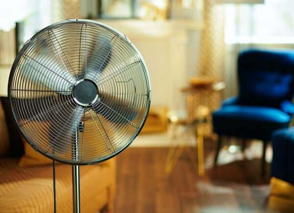 Postavte se ventilátor v obývacím pokoji domu