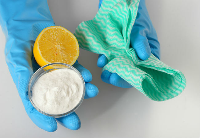 Hogyan lehet eltávolítani a zsírt a konyhai szekrényekből szódabikarbónával