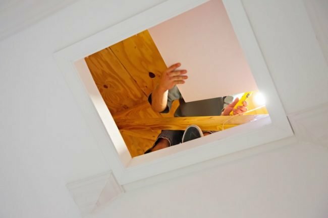 Hvordan finne en taklekkasje på loftet