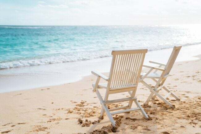 Dvi paplūdimio kėdės prie vandens