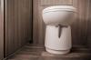 Ce este o toaletă cu compost: tot ce trebuie să știți