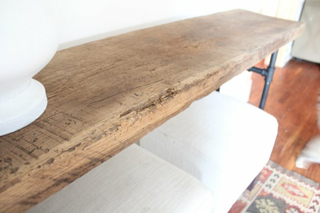 Zachráněný dřevěný stůl do stodoly