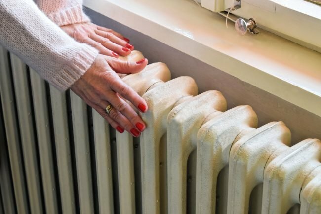 Aumente a umidade diminuindo o calor ou usando um radiador