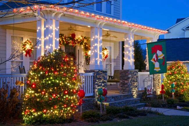 Vrste božičnih lučk in okraskov zunaj doma