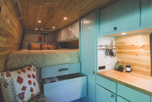 karavan-dekor-modre-malovane-kuchyne-skrine-a-postel-kemer