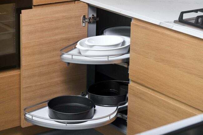 Kosten voor het installeren van uittrekbare planken in keukenkasten