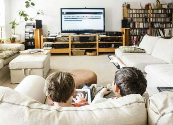 niños viendo televisión en un soporte de TV