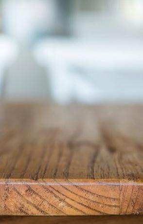Rinnova le finiture del legno con gli spiriti minerali - Dettaglio del tavolo
