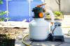Hvordan rengjøre et bassengfilter (sand, DE eller patron)