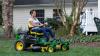 Zero skrętu kontra Traktor ogrodniczy: najlepsze kosiarki na duże place